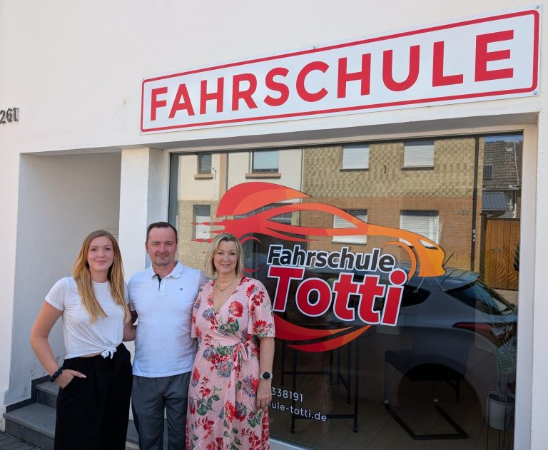 Drei Personen stehen vor der Fahrschule Fahrschule Totti in Koblenz Metternich. Thorsten Grützmacher, Lea Marie Badinsky, Petra Basinsky